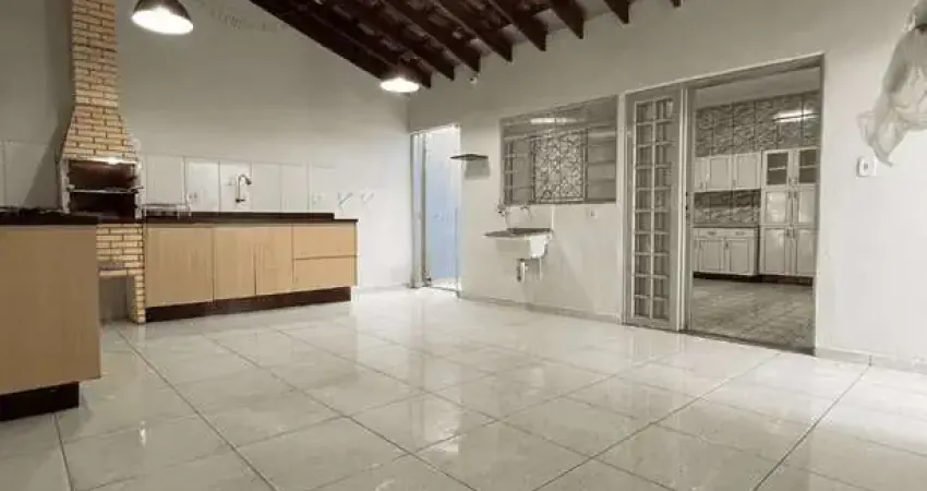 Casa à venda com, 3 dormitórios, 1 suíte, 2 banheiros, varanda gourmet, área de serviço, 3 vagas de