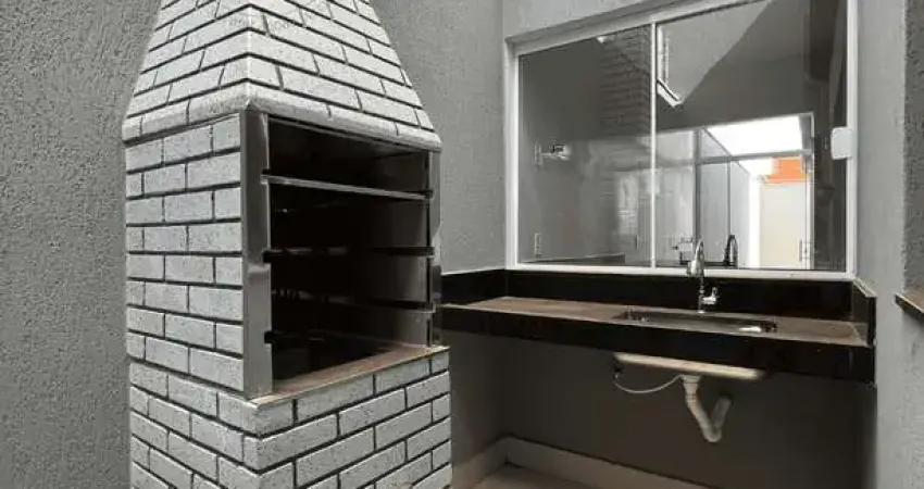 Casa à venda com, 2 domitórios, 1 suíte, 2 banheiros, área goumet, 2 vagas garagem coberta, amplo q