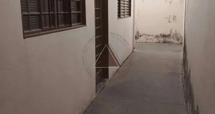 Casa à venda com, 2 dormitórios, 2 vagas cobertas, portão eletrônico, sala de tv e estar, no bairro