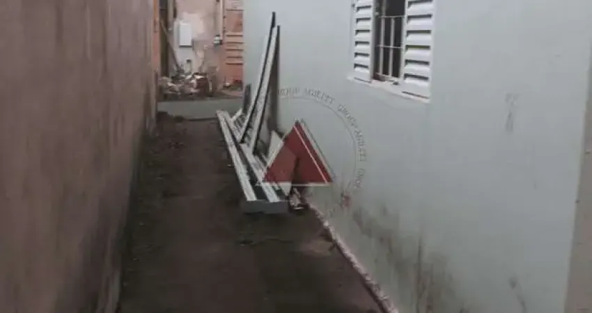 Casa à venda com, 2 dormitórios, 1 banheiro, sala, cozinha, lavanderia, 3 vagas, espaço para amplia