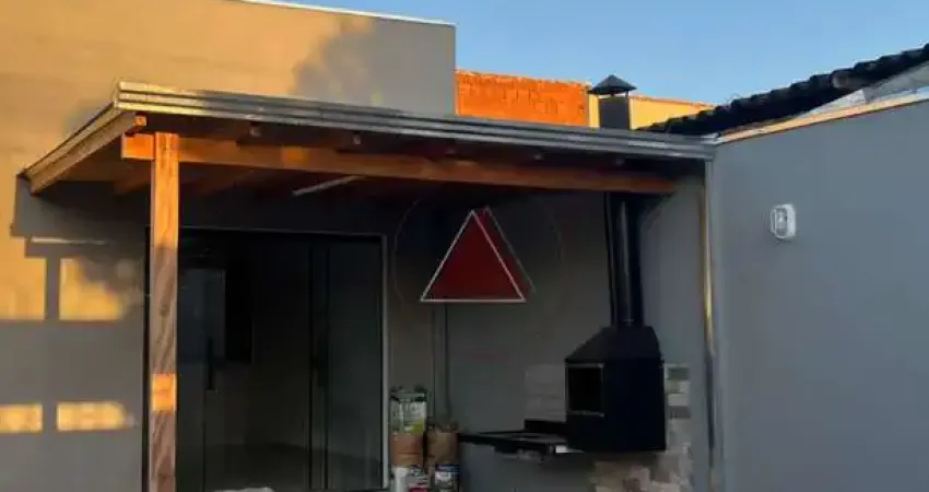 Casa à venda com, 2 dormitório, 1 banheiro, salas de tv, jantar, cozinha americana, área goumert, 2