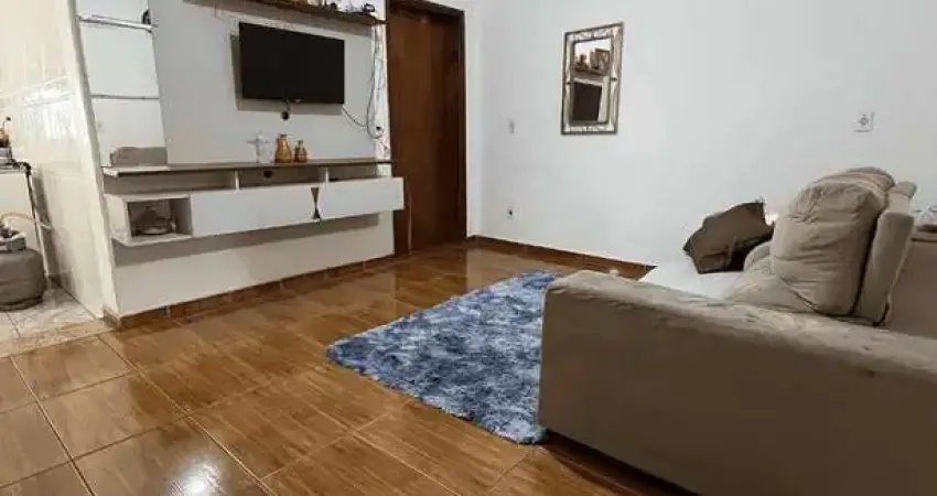 Casa à venda com, 2 dormitórios, 1 banheiro, 4 vagas garagem, varanda, sala tv e jantar, no bairro