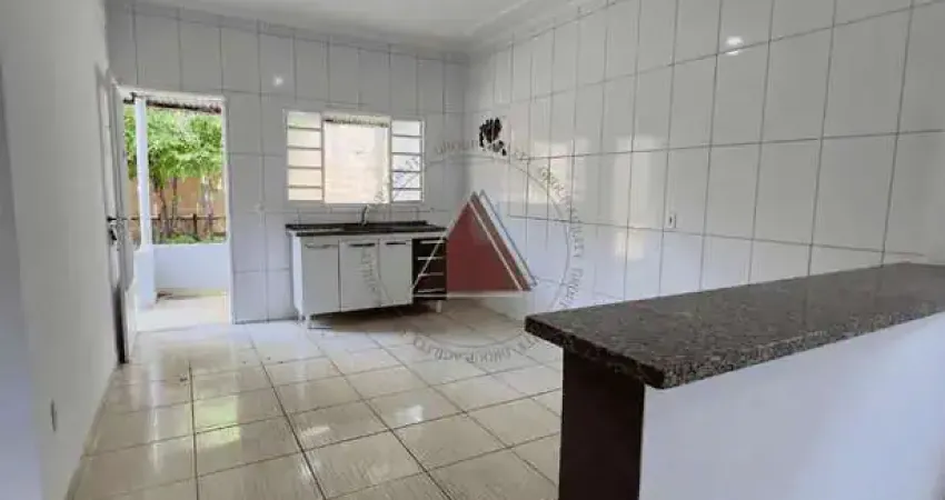 Casa à venda com 2 dormitórios, banheiro social, sala de tv e jantar, lavanderia, quintal, 3 vagas