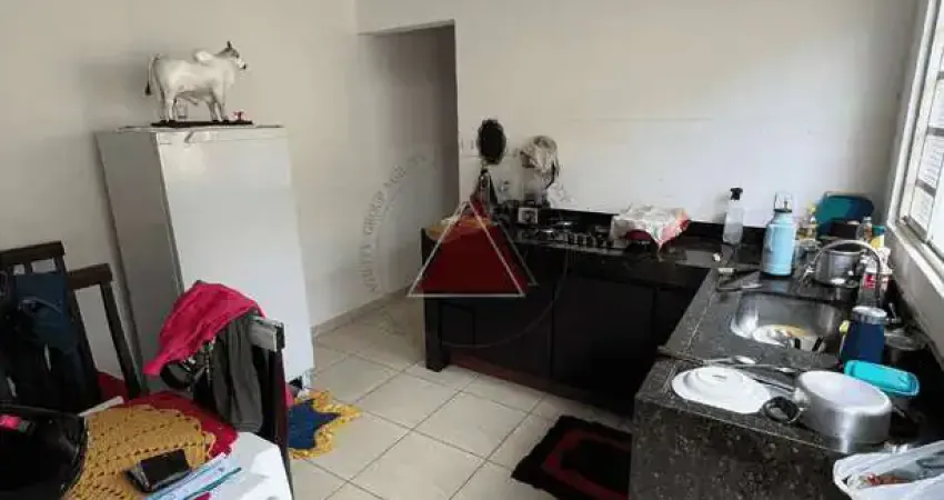 Casa à venda, com 2 dormitórios, banheiro, sala de tv e jantar, cozinha com armários planejados,