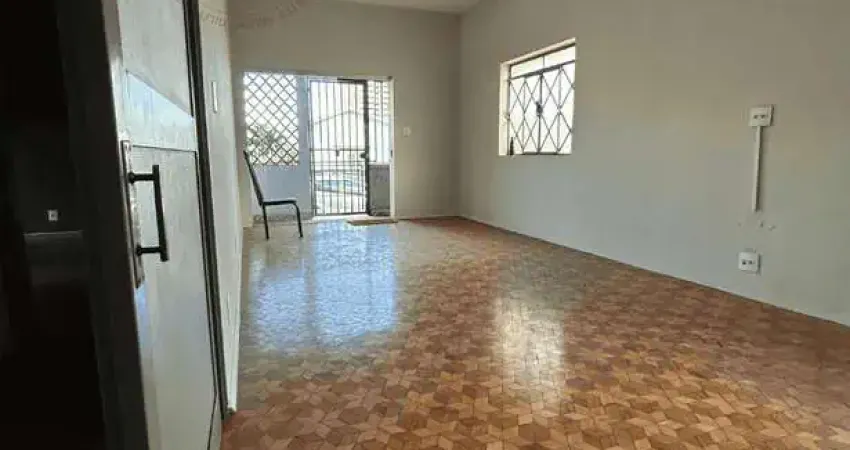 Casa para locação com, 3 dormitórios, 3 salas, 5 vagas de garagem, quintal grande, no centro, franc