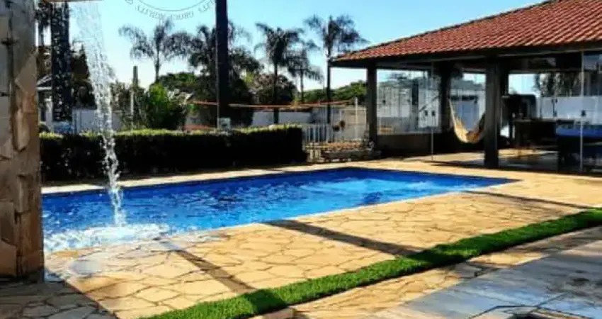 Chácara à venda com, 3 quartos, 2 suítes, 2 banheiros, 8 vagas garagem coberta, barracão, piscina,