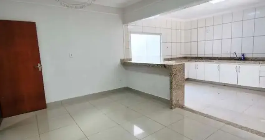 Casa à venda com, 3 dormitórios, 2 banheiros, varanda, quintal, churrasqueira, lavanderia, no bairr