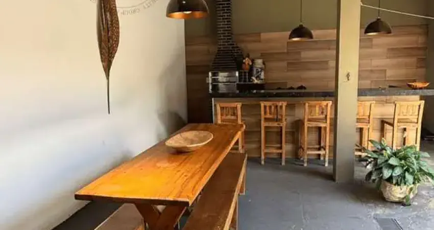 Casa à venda com, 3 Dormitórios, 2 Banheiros, Churrasqueira, Área Gourmet, 3 Vagas de Garagem, No B