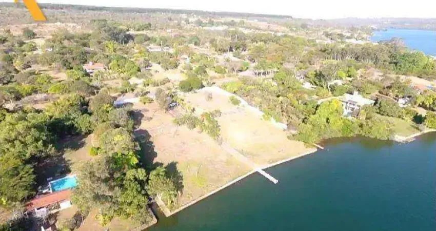 Terreno beira lago (ponta de picolé) em condomínio fechado no lago norte. inf.: (61) 9.8300-2010.