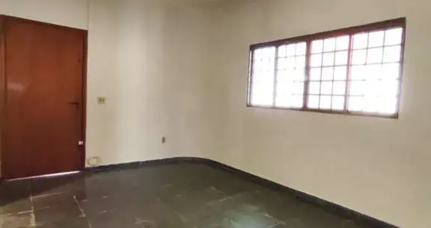 Casa ampla com 3 dormitórios (1 suíte) — conforto e espaço para sua família