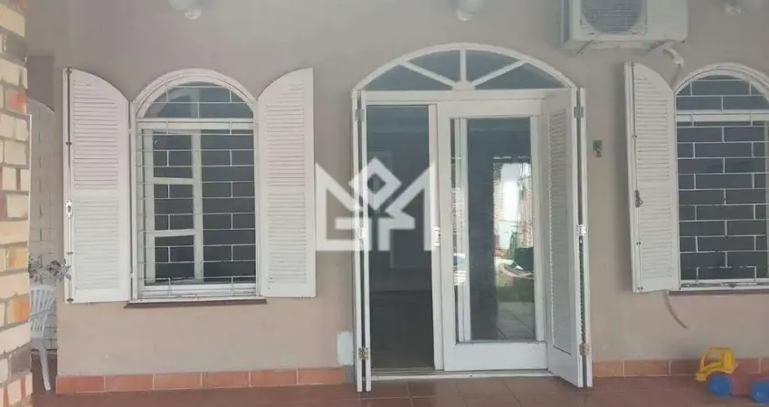 Casa à venda no Guarujá (Porto Alegre) – 4 quartos, 2 suítes, 750 m² total, piscina e varanda gourmet