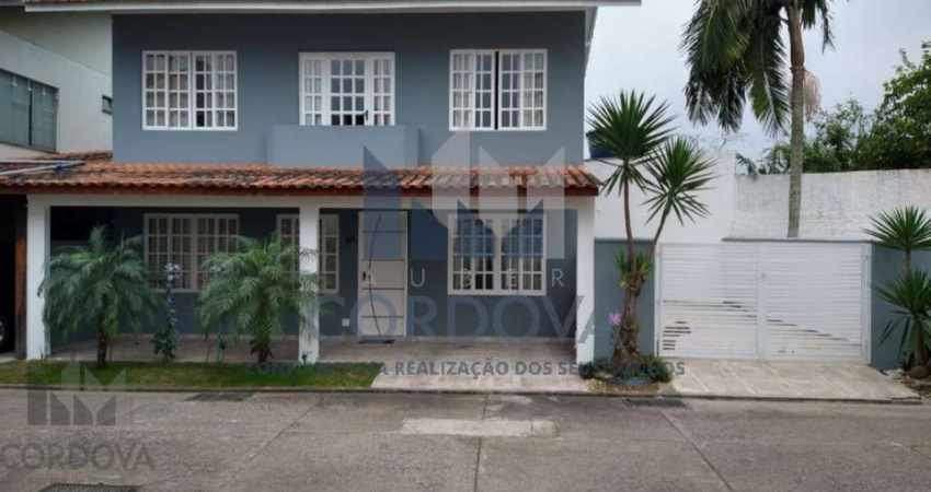 Casa em Condomínio à Venda no Centro de Balneário Camboriú-SC: 3 Quartos, 1 Suíte, 2 Salas, 2 Banheiros, 3 Vagas, 120m².