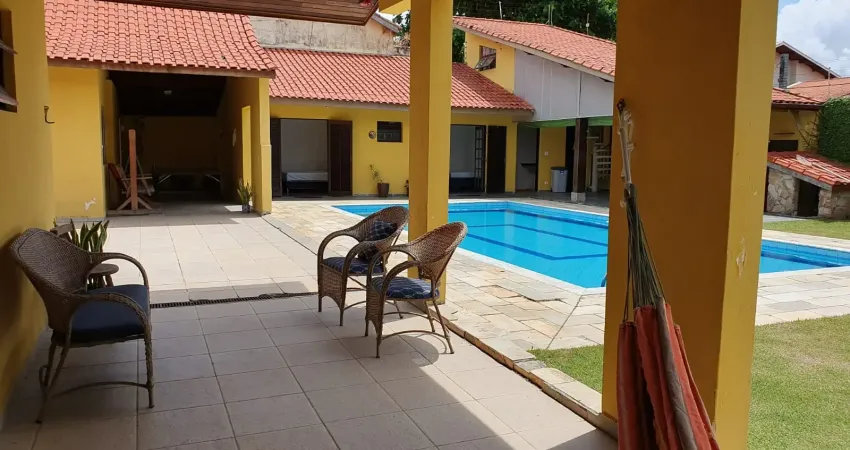 Casa espaçosa na praia com piscina e estrutura completa – pronta para morar ou investir