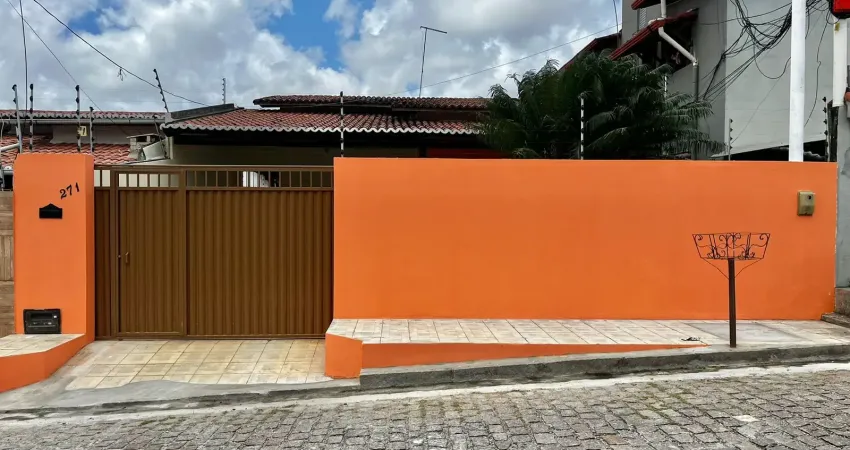 Casa com excelente acabamento em nova parnamirim, três quartos, oitão livre dos dois lados e garagem para três carros.