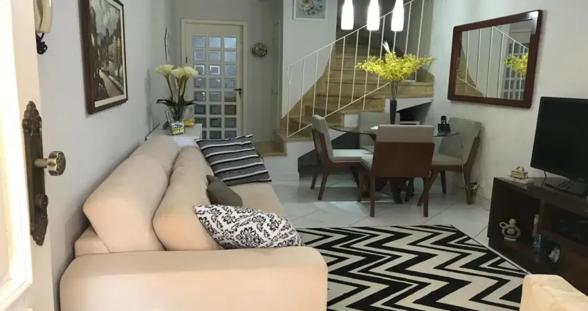 Sobrado reformado, pronto para morar, com 100 m² de área construída, oferecendo conforto e praticidade.