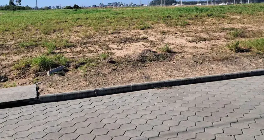 Terreno à venda na Avenida Getúlio Vargas, Caverazinho, Araranguá