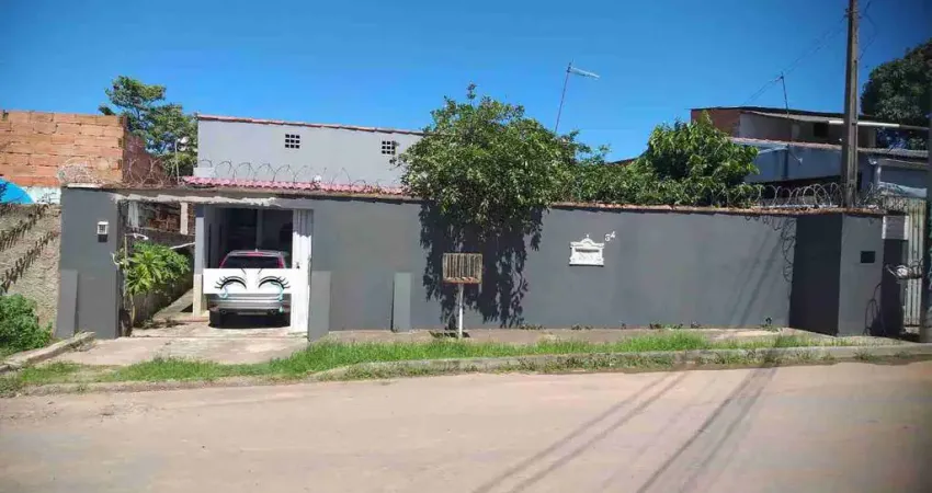 Casa à venda com quintal amplo, garagem para 2 carros e kitnet pronta para alugar – próxima à praia