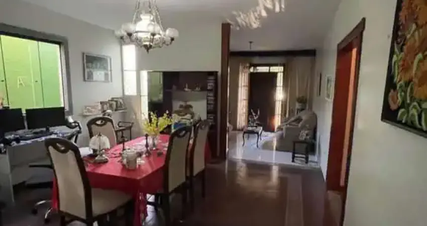 Casa à venda no centro de campos – 5 quartos, varanda e localização privilegiada!