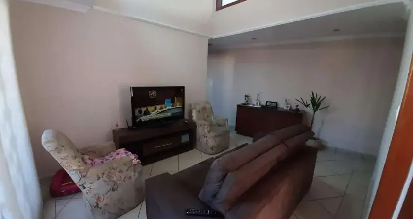 Casa bem espaçosa , segura e confortável . localizada em santo antônio do sul , sp .