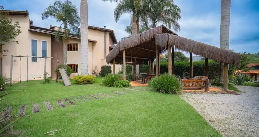 Mansão porteira fechada com 800 m² de construção com 5 quartos, sendo 3 suítes – lazer de resort no