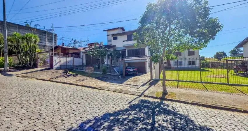 Casa mobiliada 3 dormitórios, sendo 1 suíte, 3 salas, 3 vagas, lareira, salão de festas com churras