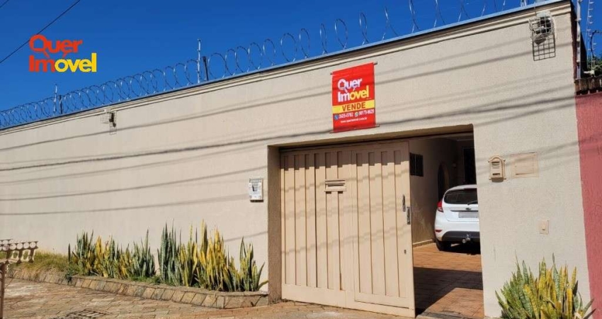 Imperdível oportunidade! Casa à venda em Ribeirão Preto-SP, bairro Parque Residencial Lagoinha. 3 quartos, 1 suíte, 2 salas, 3 banheiros, 2 vagas de garagem, 420 m².