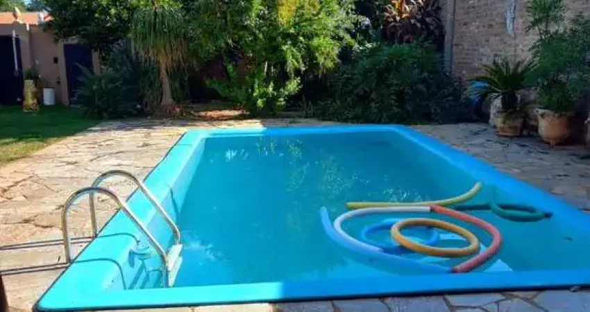 Excelente oportunidade: Casa com área de lazer à venda em Ribeirão Preto-SP, Parque São Sebastião, 2 quartos, 1 sala, 2 banheiros, 5 vagas, 170m².