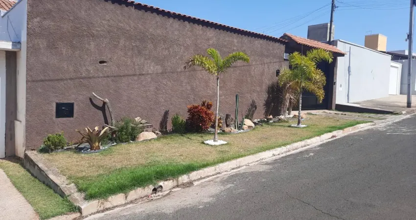Ótima casa c/ 3 suites ampla garagem e quintal em bairro tranquilo.