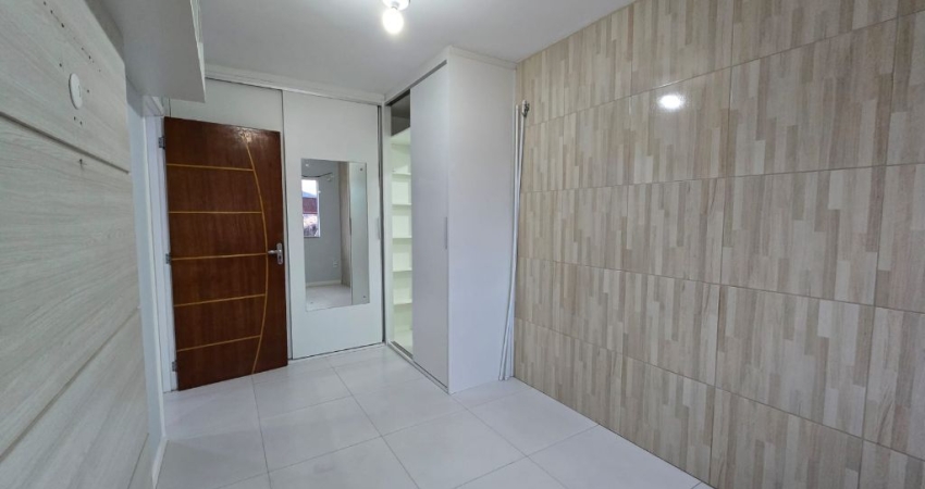 Apartamento com suíte e mobilia por de R$ 399 mil perto do Campeche!