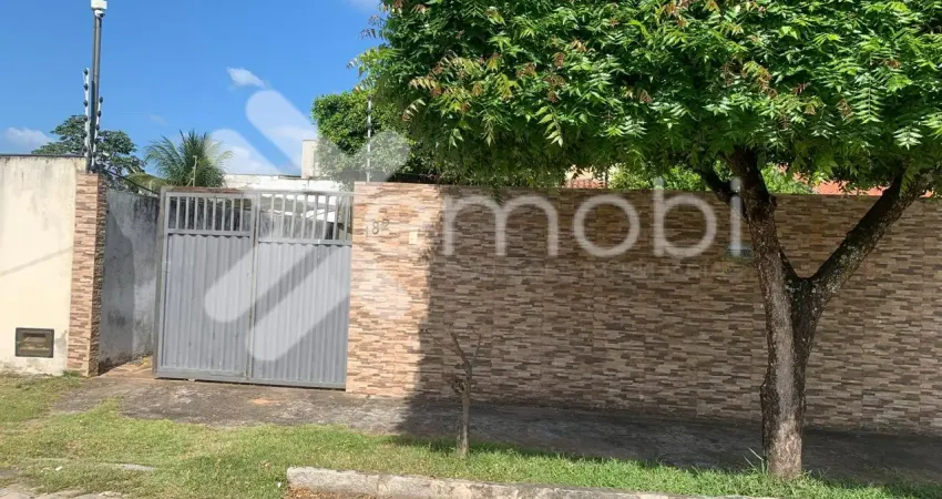 Casa com quintal bem amplo à poucos metros da av. maria lacerda montenegro