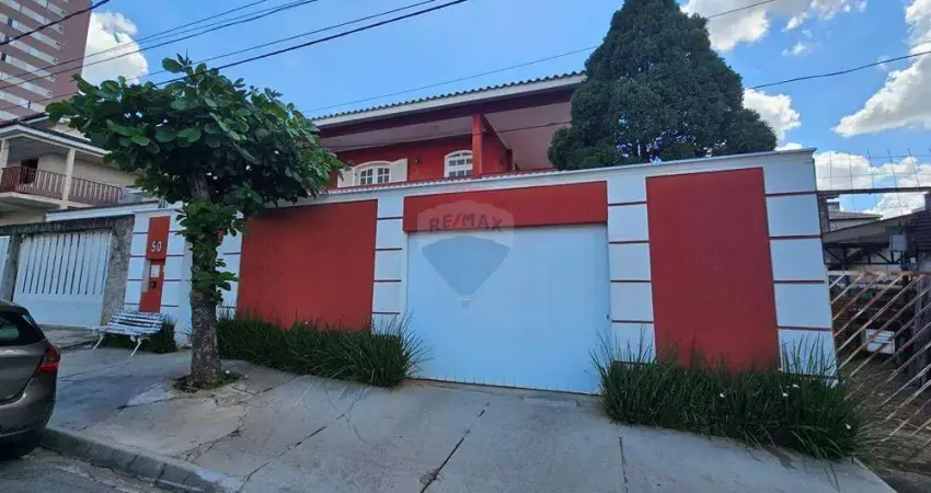 Sobrado no Jd das Estrelas com 03 quartos, 01 suíte e piscina.