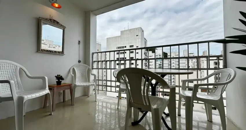Apartamento reformado, com vista para o mar e sacada á venda na pitangueiras