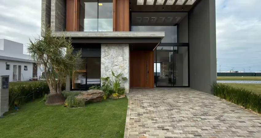 Casa em condomínio fechado c/ 4 suítes mobiliado e decorado a beira lago