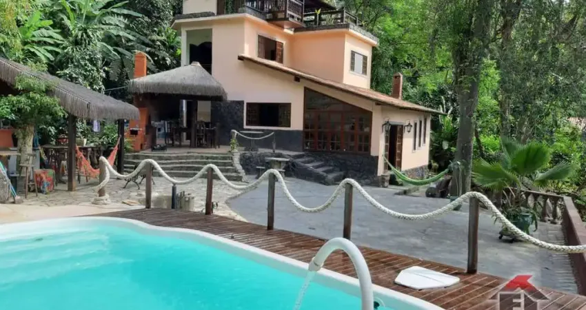 Belíssima casa triplex em condomínio no recanto de itaipuaçu