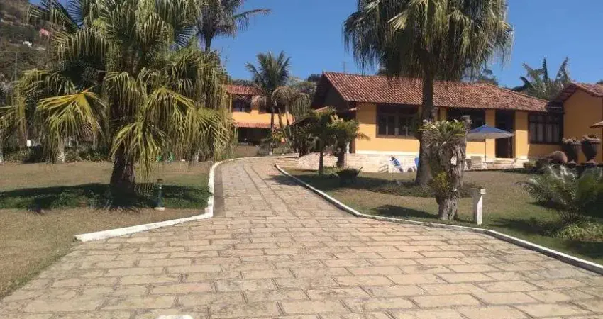 Venda - sítio com 6.500 m²( 231 m² área construída) com 4 quartos( 02 suítes) - itaipava - rj