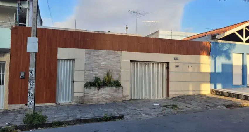 Casa com à venda com 4 quartos, sendo 2 suítes, em campina grande
