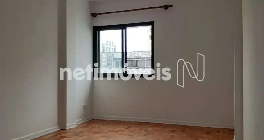 Pertinho da estação ana rosa, com dois quartos e vaga de garagem.