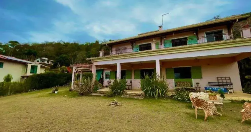 Oportunidade casa em condomínio fechado com 3 suítes - seu refúgio verde!