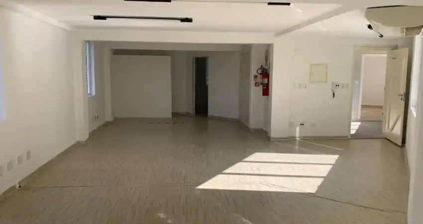 Prédio com 3 salas para alugar na Praça Doutor Sales Júnior, 73, Vila Madalena, São Paulo