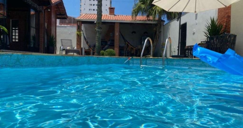 Linda Casa Alto Padrão Térrea - Com Piscina e Churrasqueira - 100 mts do mar!!