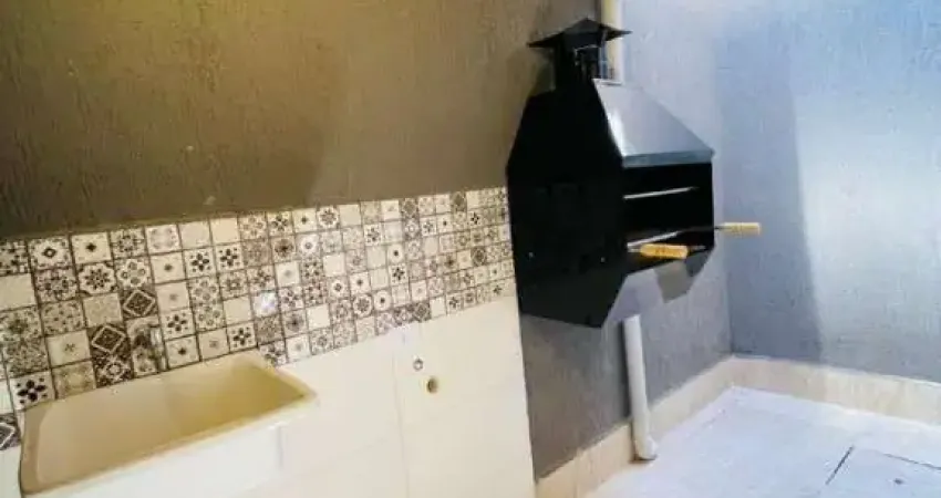 Lindo Sobrado de Condomínio com 2 dorms e Churrasqueira à Carvão! Financia!