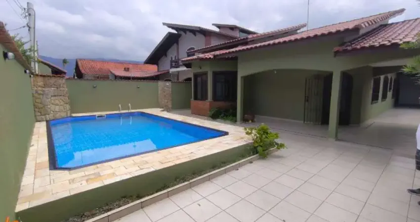 Linda Casa Térrea Isolada com churrasqueira e Piscina - Pertinho da Praia!