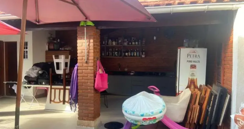 Linda casa térrea isolada 3 dorms + 1 dorm na edícula - 5 vagas de garagem!