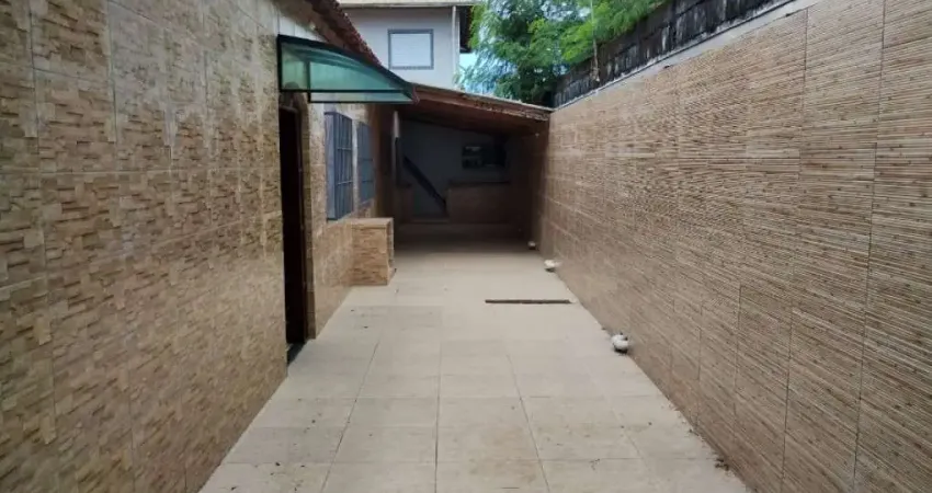 Casa térrea geminada com 2 dorms 4 vagas de garagem! financia!