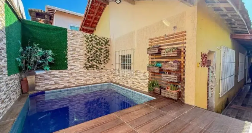 CASA COM PISCINA, 2 DORMS 1 SUÍTE, EXCELENTE LOCALIZAÇÃO APENAS R$420 MIL.