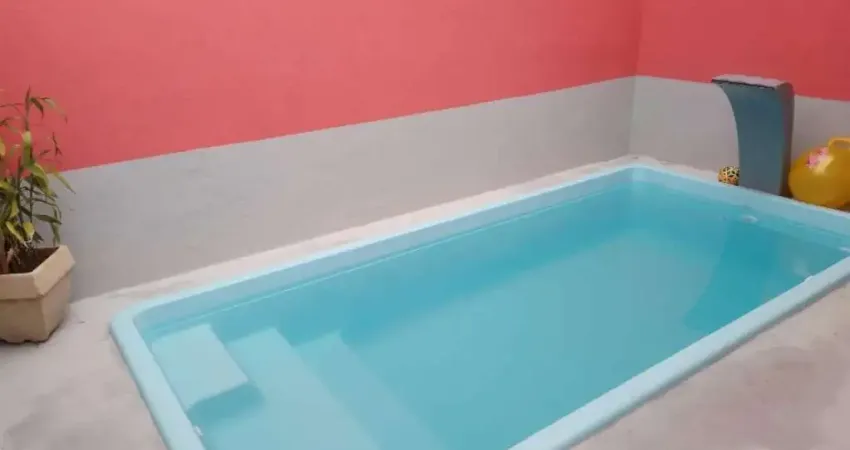 Casa 02 dorms c/ piscina e churrasqueira por 430 mil