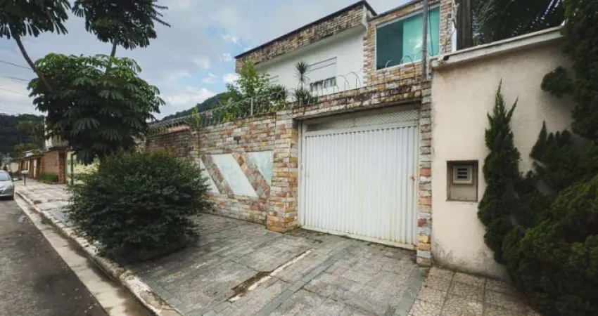 Lindo sobrado isolado com 4 dorms 4 vagas - piscina e churrasqueira a carvão!