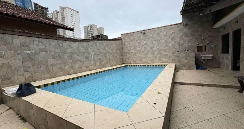 Linda casa térrea isolada com edícula e 8 vagas de garagem! piscina e churrasqueira!