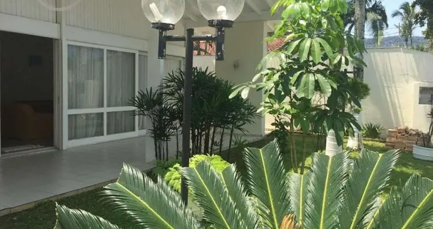 Casa Padrão de 03 dormitórios para locação de temporada na Praia da Enseada.