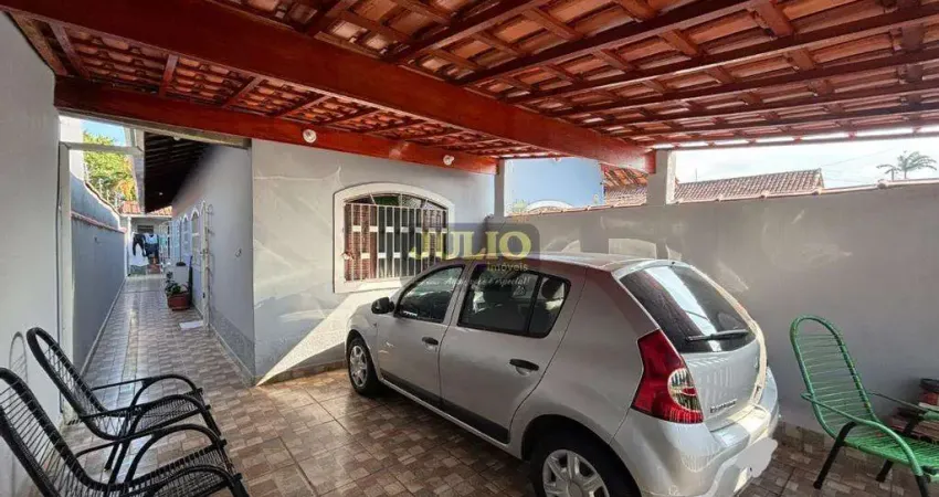 Casa à venda em Itanhaém, no bairro Nova Itanhaém, próximo à praia e o comércio local.